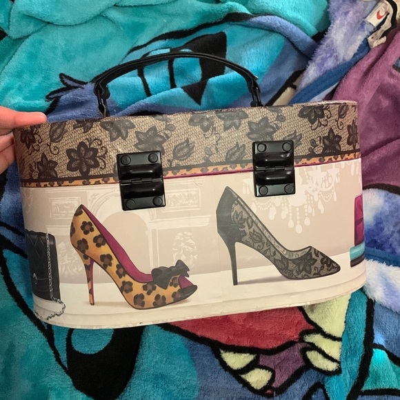 Fancy girly organizer caboodle with shoes on it - Picture 3 of 7